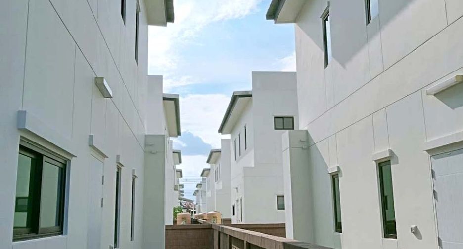 For rent 4 bedrooms house in San Kamphaeng, Chiang Mai