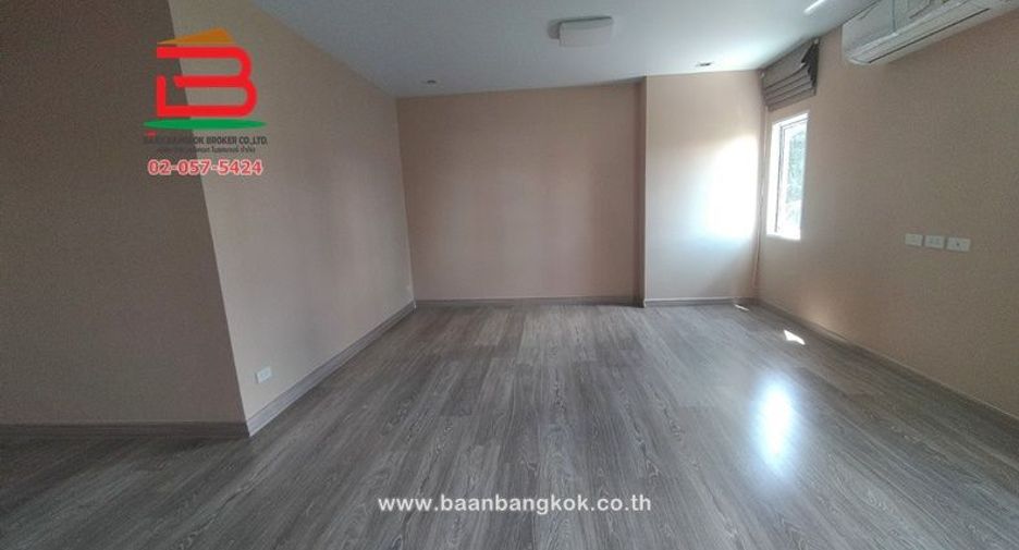 For rent そして for sale 4 ベッドルーム townhouse in Chom Thong, Bangkok