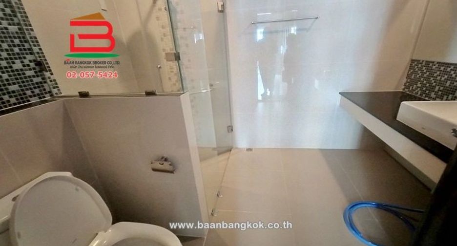 For rent そして for sale 4 ベッドルーム townhouse in Chom Thong, Bangkok