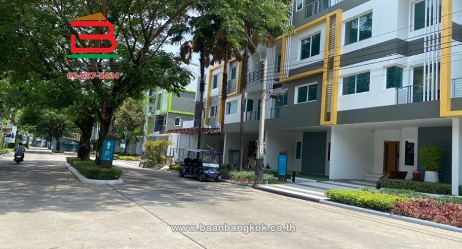For rent そして for sale 4 ベッドルーム townhouse in Chom Thong, Bangkok