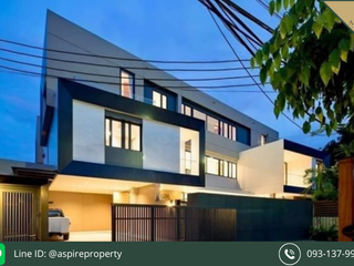 For sale 4 ベッドルーム house in Khlong Toei, Bangkok