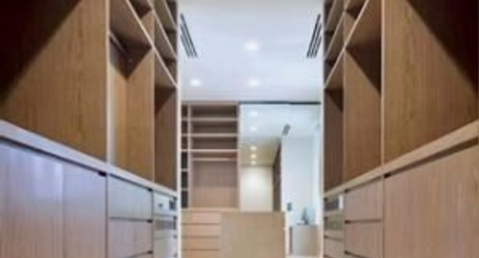 For sale 4 bedrooms house in Khlong Toei, Bangkok
