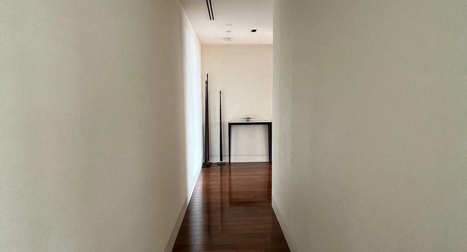 For rent 4 bedrooms condo in Pathum Wan, Bangkok