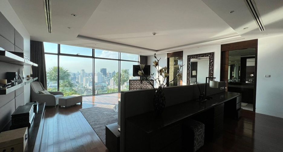 For rent 4 bedrooms condo in Pathum Wan, Bangkok