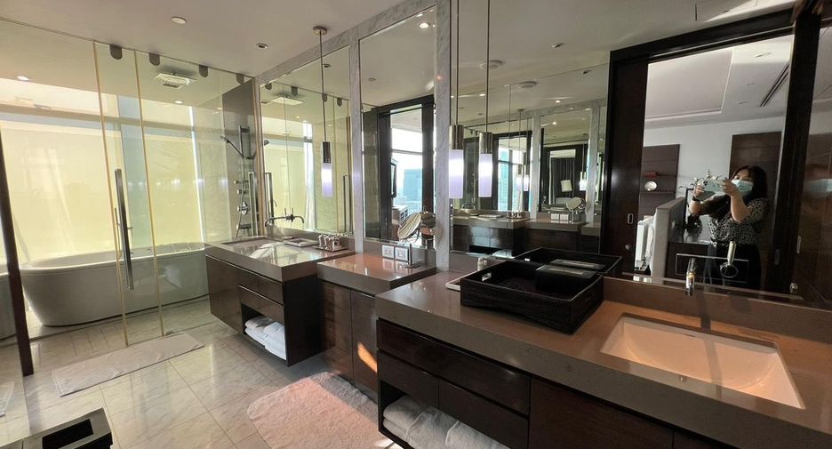 For rent 4 bedrooms condo in Pathum Wan, Bangkok