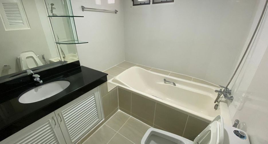 For rent 3 bedrooms condo in Khlong Toei, Bangkok