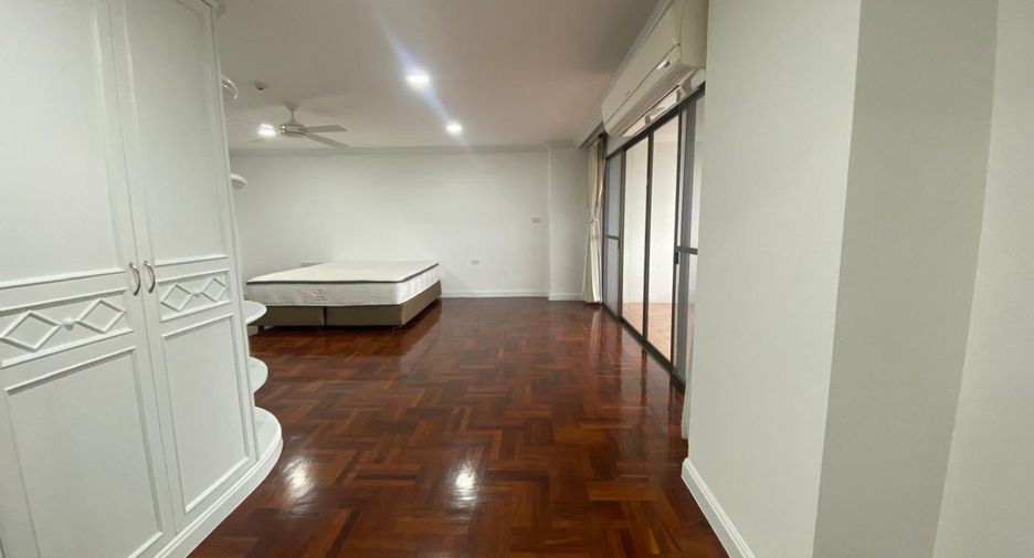 For rent 3 bedrooms condo in Khlong Toei, Bangkok