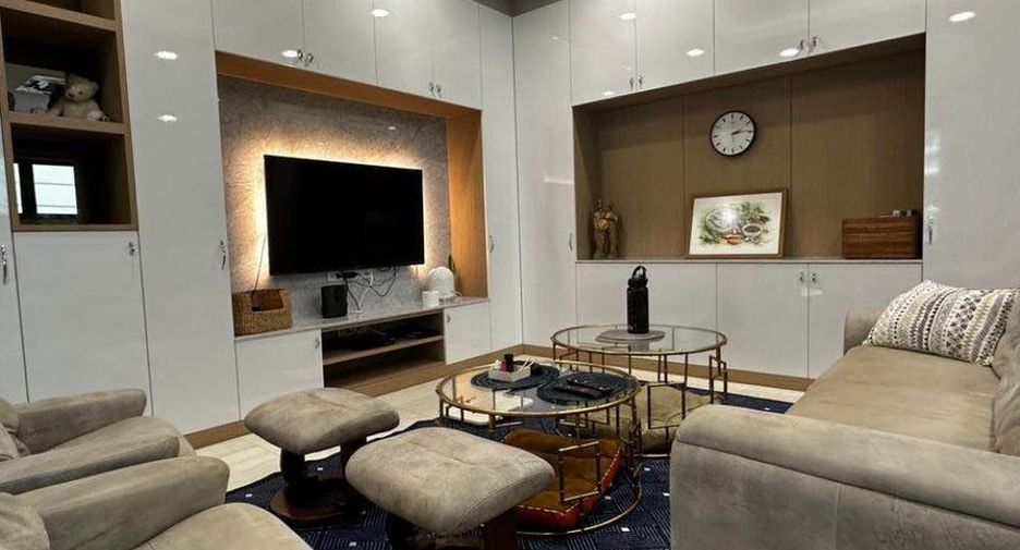 For rent 4 bedrooms townhouse in Yan Nawa, Bangkok