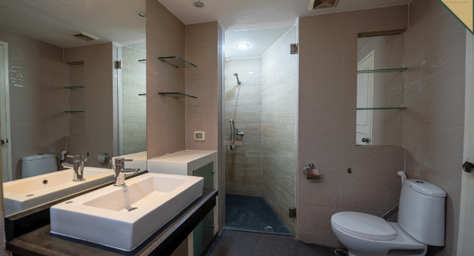 For rent 3 bedrooms condo in Khlong Toei, Bangkok