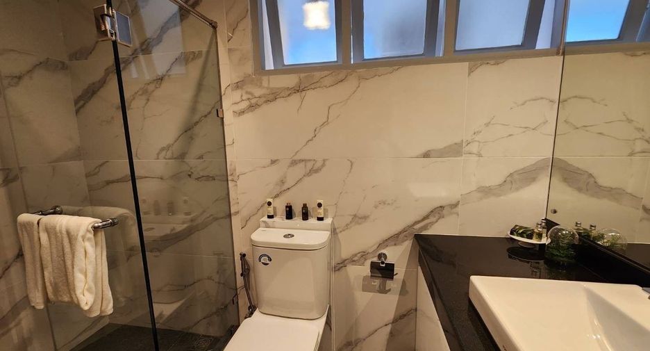 For rent 3 bedrooms apartment in Khlong Toei, Bangkok