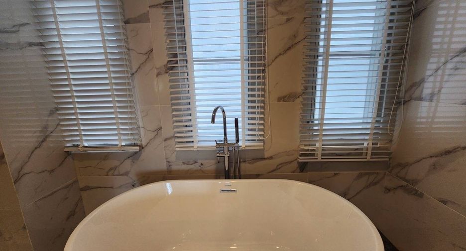 For rent 3 bedrooms apartment in Khlong Toei, Bangkok