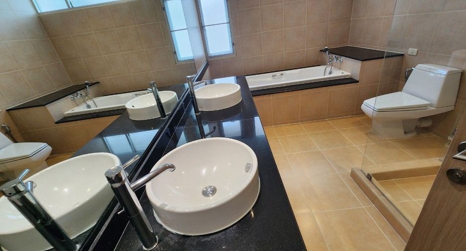 For rent 2 bedrooms apartment in Khlong Toei, Bangkok