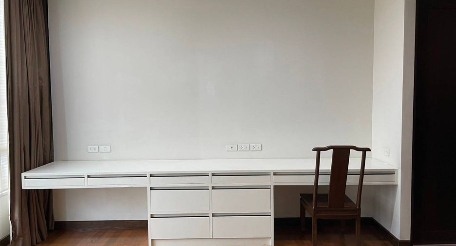 For rent 3 bedrooms apartment in Khlong Toei, Bangkok