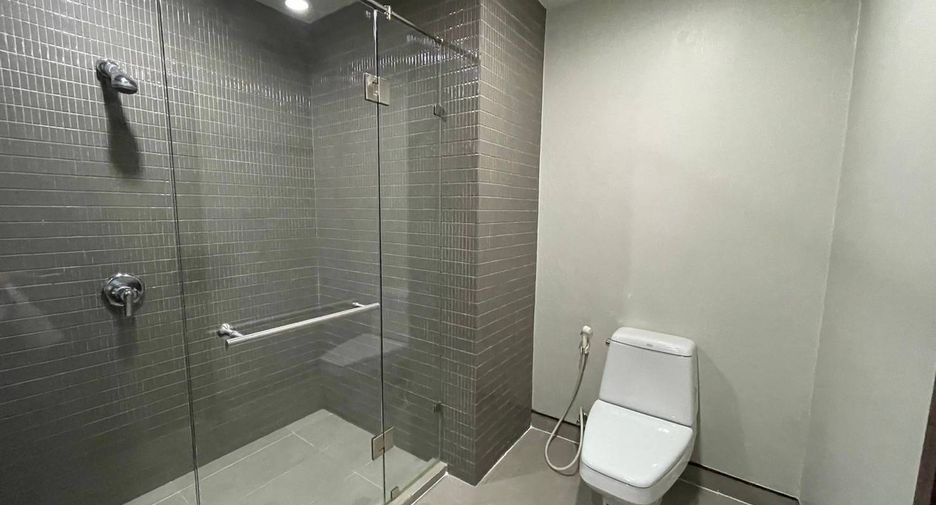 For rent 3 bedrooms apartment in Khlong Toei, Bangkok