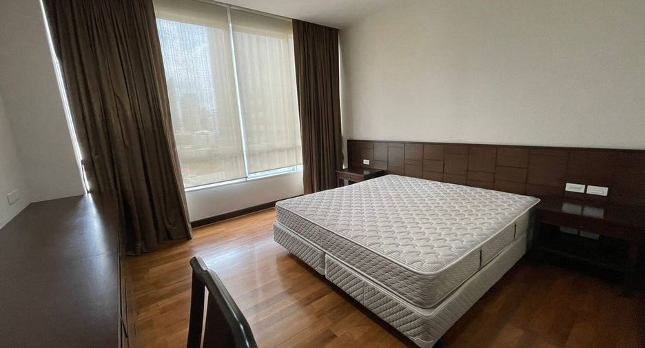For rent 3 bedrooms apartment in Khlong Toei, Bangkok