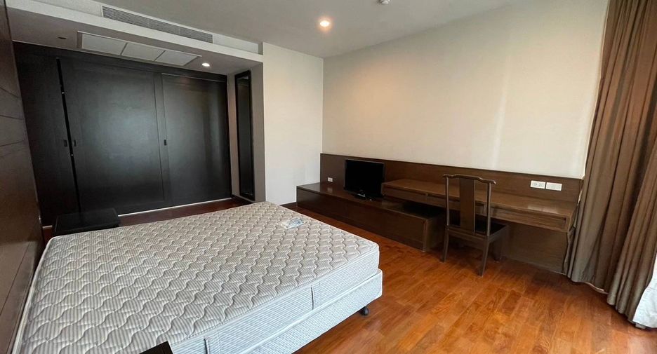 For rent 3 bedrooms apartment in Khlong Toei, Bangkok