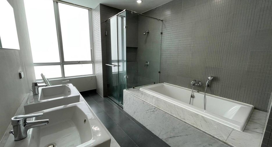 For rent 3 bedrooms apartment in Khlong Toei, Bangkok