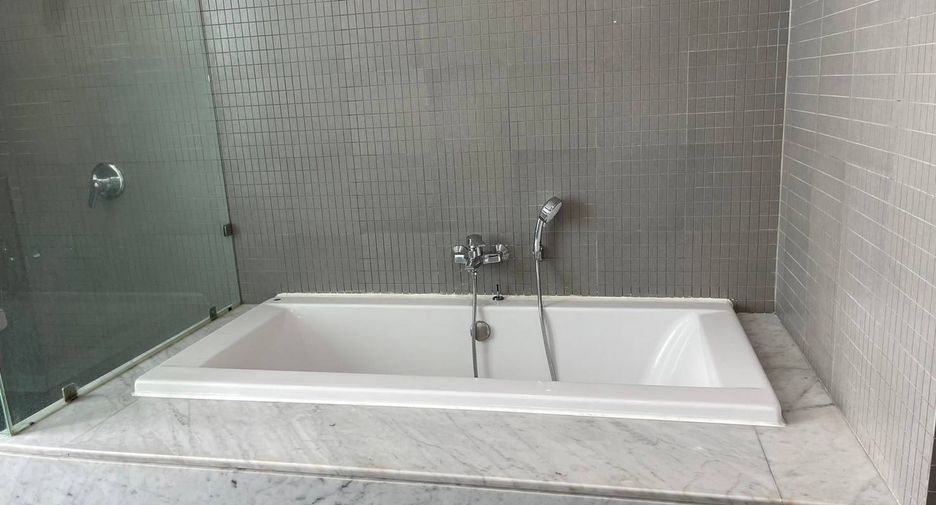 For rent 3 bedrooms apartment in Khlong Toei, Bangkok