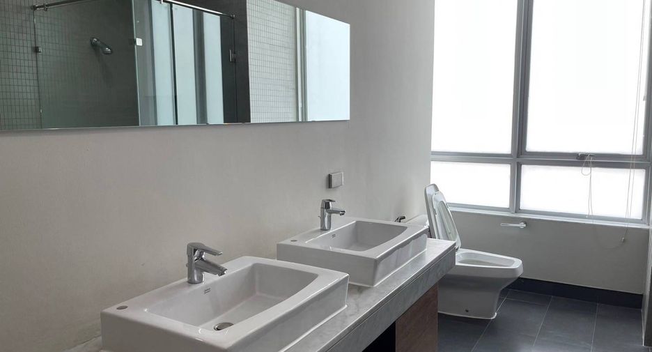 For rent 3 bedrooms apartment in Khlong Toei, Bangkok