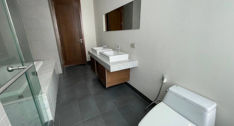 For rent 3 bedrooms apartment in Khlong Toei, Bangkok
