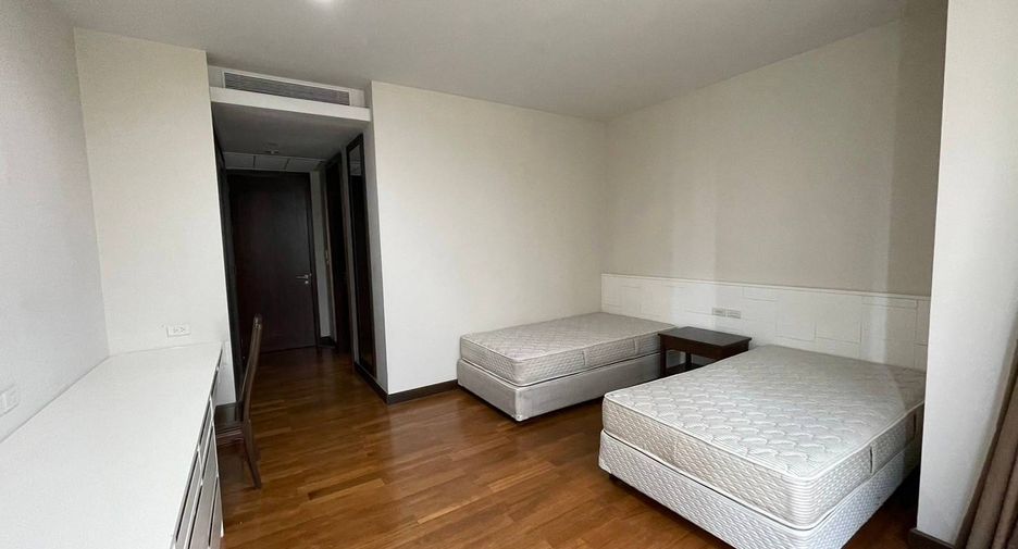 For rent 3 bedrooms apartment in Khlong Toei, Bangkok