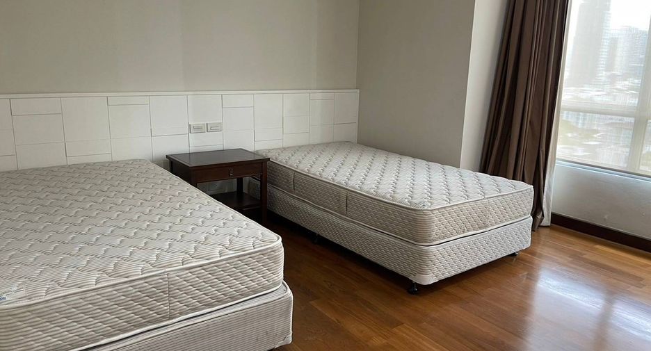 For rent 3 bedrooms apartment in Khlong Toei, Bangkok