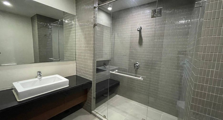 For rent 3 bedrooms apartment in Khlong Toei, Bangkok