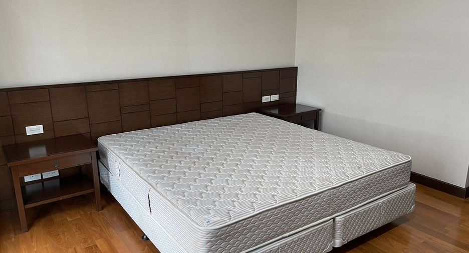 For rent 3 bedrooms apartment in Khlong Toei, Bangkok