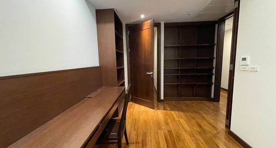 For rent 3 bedrooms apartment in Khlong Toei, Bangkok