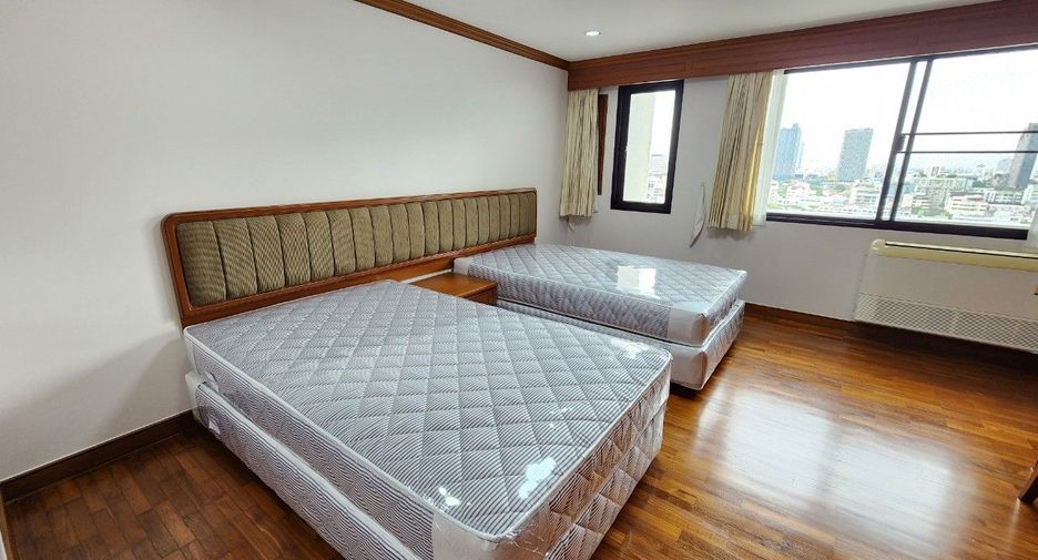 For rent 3 bedrooms apartment in Khlong Toei, Bangkok