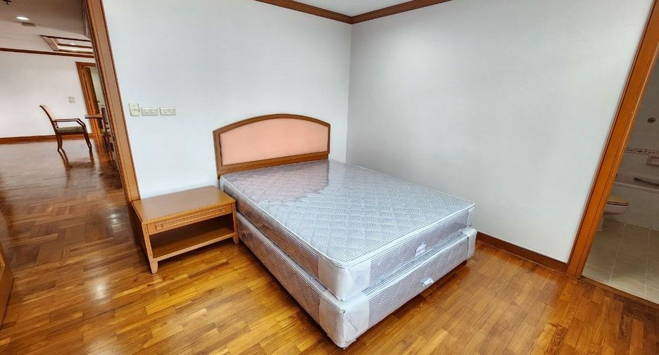 For rent 3 bedrooms apartment in Khlong Toei, Bangkok