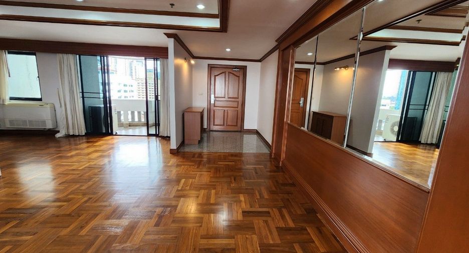 For rent 3 bedrooms apartment in Khlong Toei, Bangkok