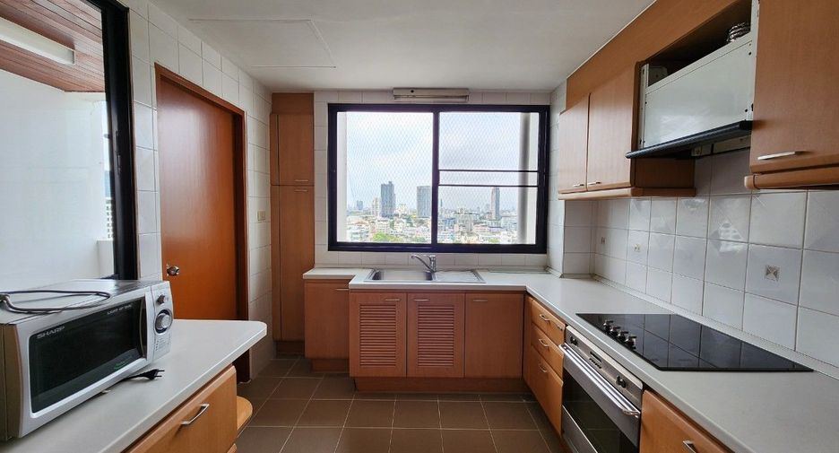 For rent 3 bedrooms apartment in Khlong Toei, Bangkok