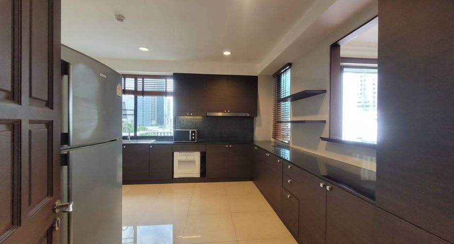 For rent 4 bedrooms apartment in Pathum Wan, Bangkok