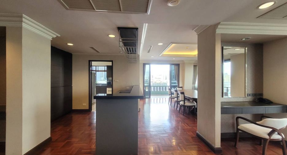 For rent 4 bedrooms apartment in Pathum Wan, Bangkok