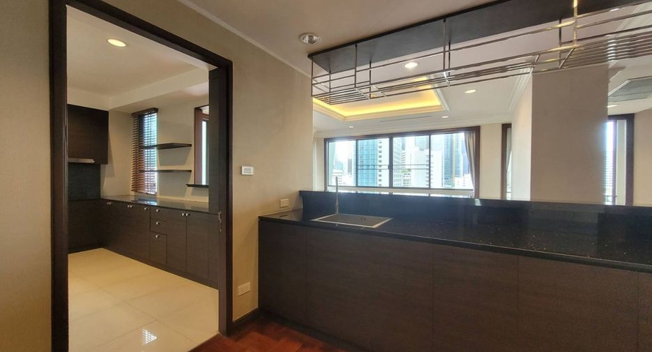 For rent 4 bedrooms apartment in Pathum Wan, Bangkok