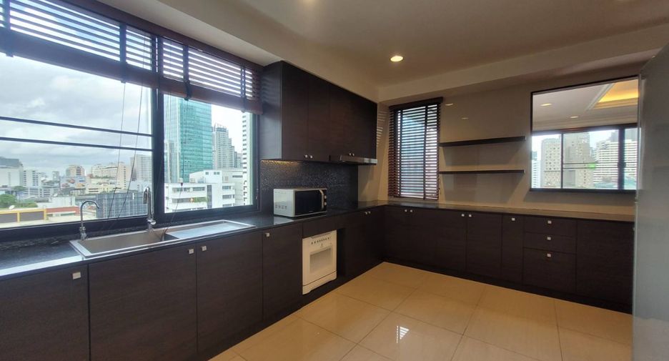For rent 4 bedrooms apartment in Pathum Wan, Bangkok