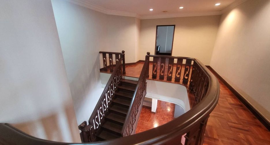 For rent 4 bedrooms apartment in Pathum Wan, Bangkok