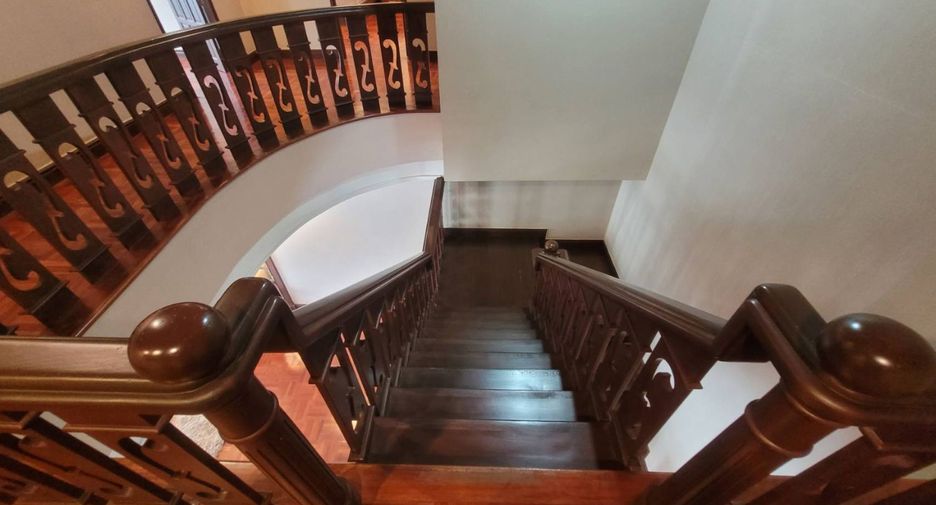 For rent 4 bedrooms apartment in Pathum Wan, Bangkok
