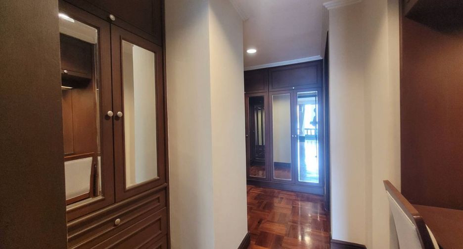 For rent 4 bedrooms apartment in Pathum Wan, Bangkok