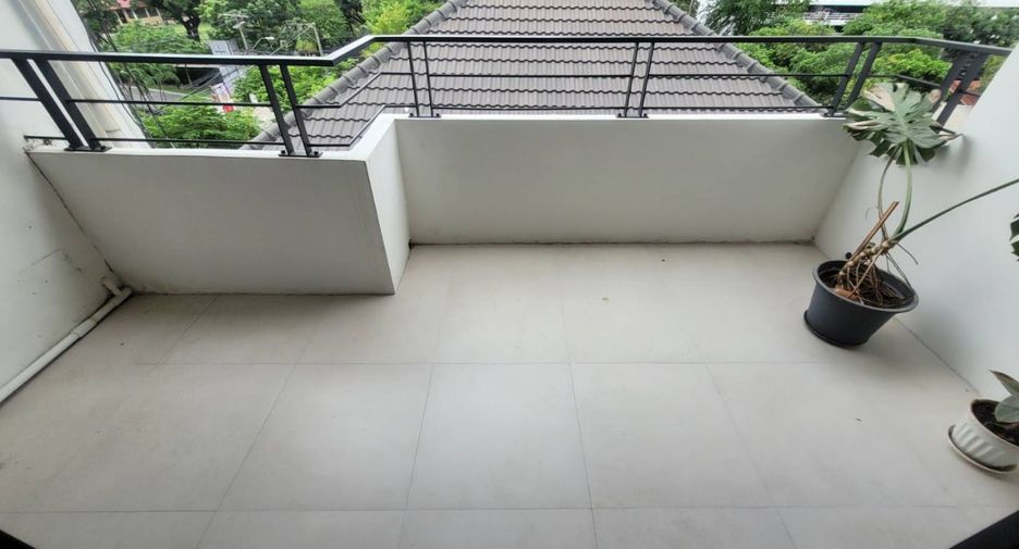 For rent 3 bedrooms apartment in Watthana, Bangkok