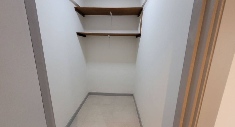For rent 3 bedrooms apartment in Watthana, Bangkok