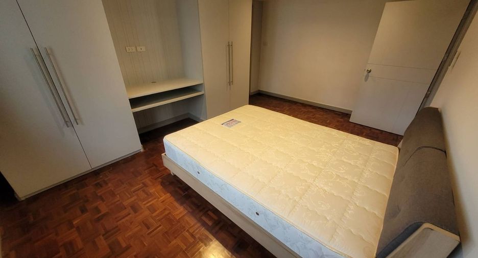 For rent 3 bedrooms apartment in Watthana, Bangkok