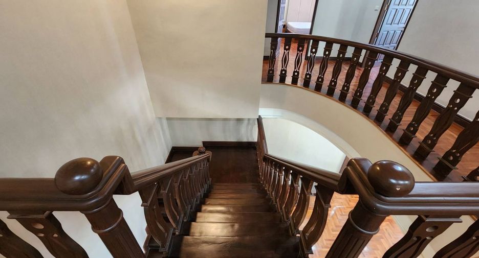 For rent 4 bedrooms apartment in Pathum Wan, Bangkok