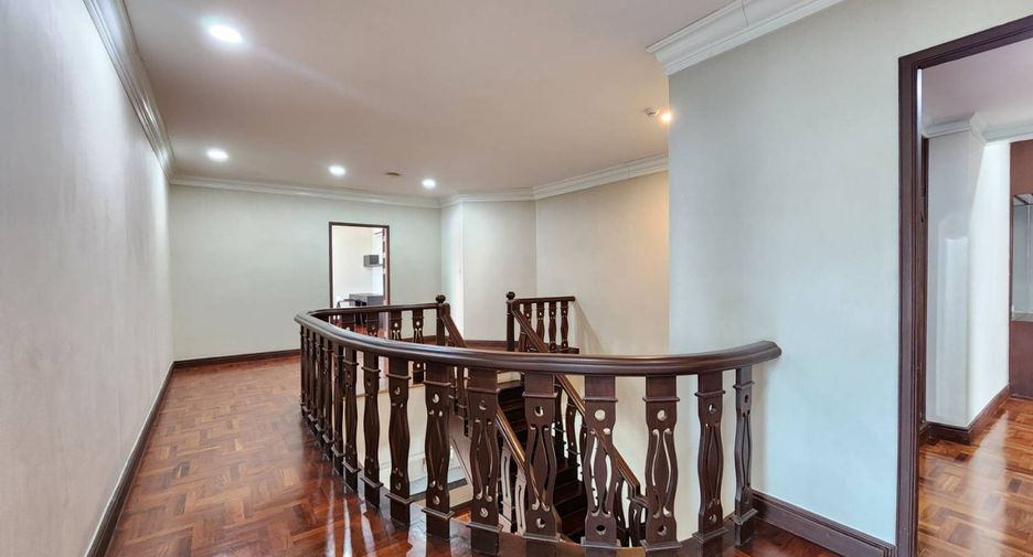 For rent 4 bedrooms apartment in Pathum Wan, Bangkok
