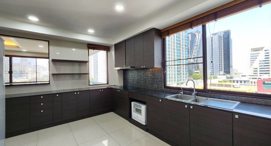 For rent 4 bedrooms apartment in Pathum Wan, Bangkok