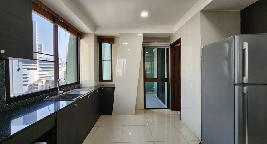 For rent 4 bedrooms apartment in Pathum Wan, Bangkok