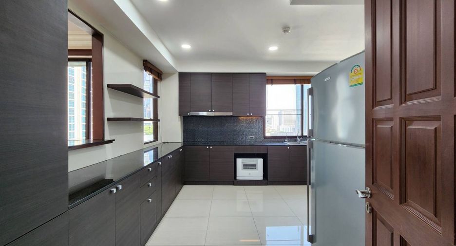 For rent 4 bedrooms apartment in Pathum Wan, Bangkok