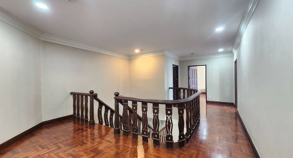 For rent 4 bedrooms apartment in Pathum Wan, Bangkok