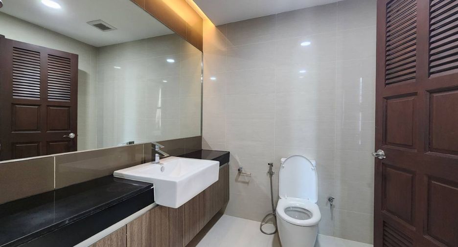 For rent 4 bedrooms apartment in Pathum Wan, Bangkok